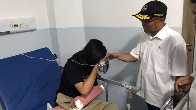 Menteri Koordinator PMK Muhaddjir Effendy menjenguk korban musibah kubro Stadion Kanjuruhan Malang yang dirawat di RS Kepanjen Malang, Minggu pagi. (Foto:Ngopibareng/Istimewa)