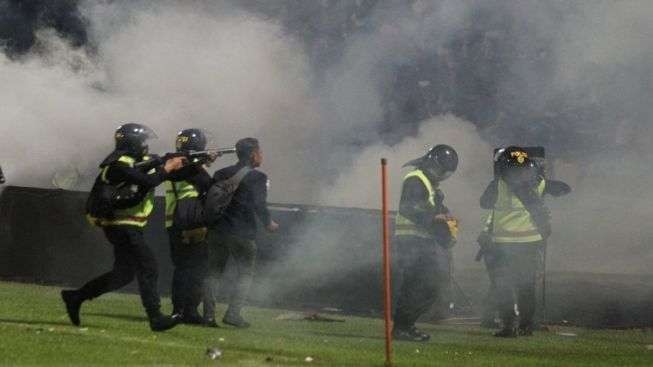 Polisi menembakkan gas air mata untuk tangani rusuh di Stadion Kanjuruan, Malang. (Foto: Ant)