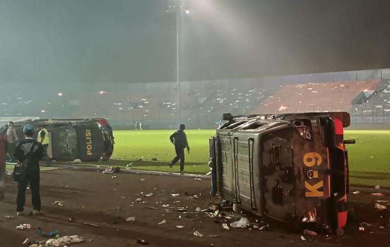 Mobil polisi terguling akibat amuk suporter di Stadion Kanjuruhan, Malang  Sabtu 1 Oktober 2022. (Foto: Istimewa)