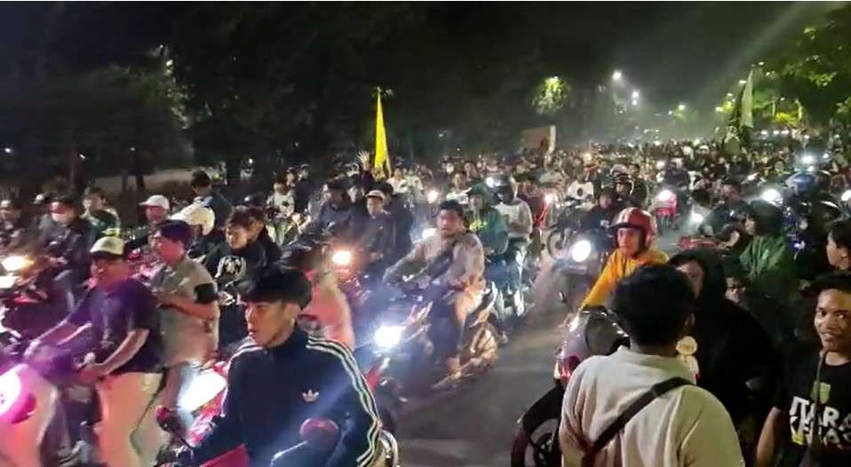 Ribuan Bonek Mania berkumpul di Bundaran Waru. Mereka menyambut kepulangan Persebaya dari Malang usai laga Arema FC vs Persebaya. (Foto: Fariz Yarbo/Ngopibareng.id)