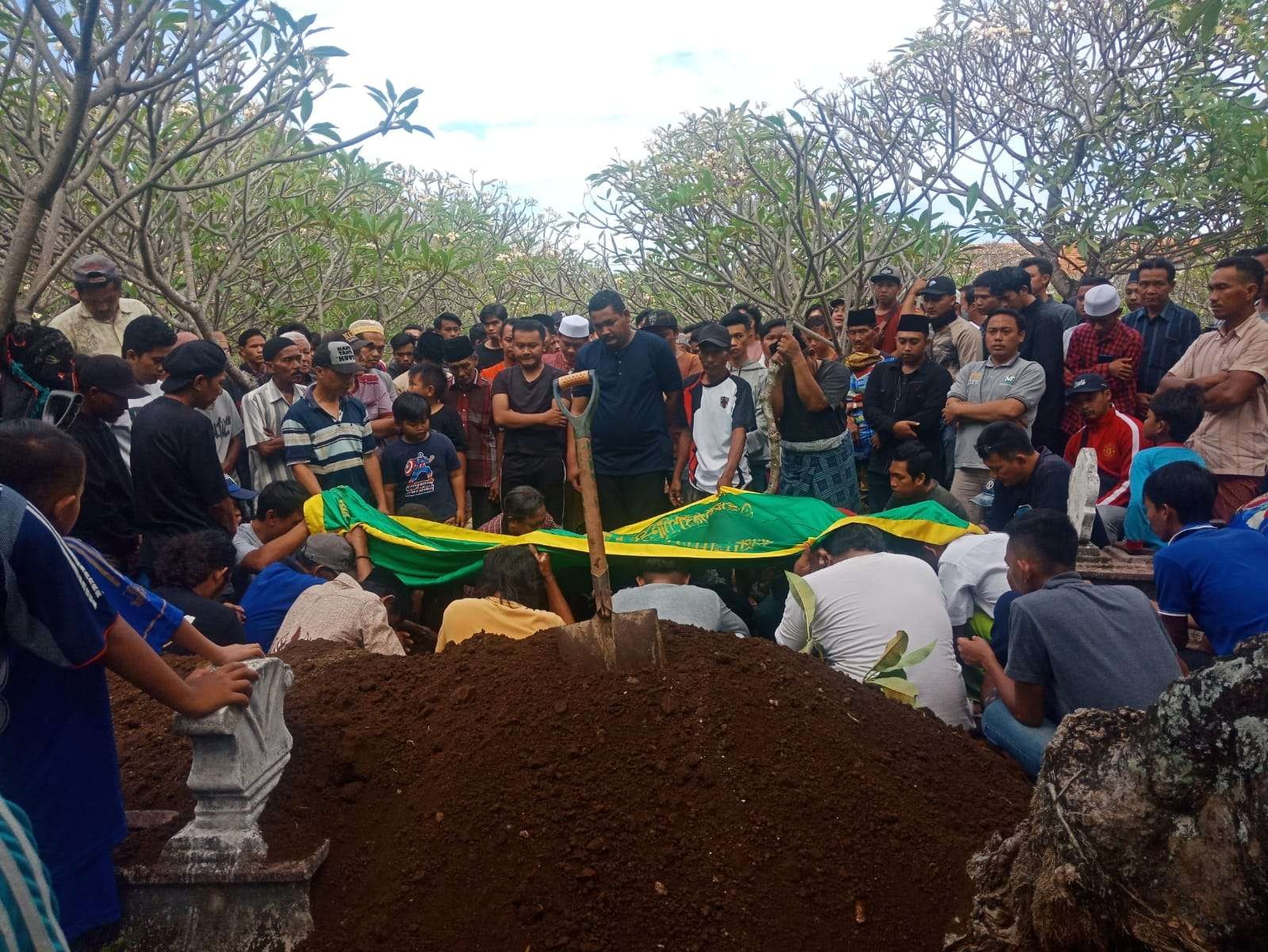 Pemakaman suporter Arema, Rizky Dwi Yulianto, 19 tahun, warga Desa Maron Wetan, Kecamatan Maron, Kabupaten Probolinggo, Jawa Timur. (Foto: Ikhsan Mahmudi/Ngopibareng.id)