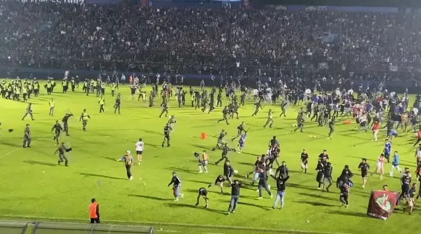 Kericuhan antara aparat keamanan dengan supporter Aremania di Stadion Kanjuruhan (Foto: Lalu Theo/ngopibareng.id)