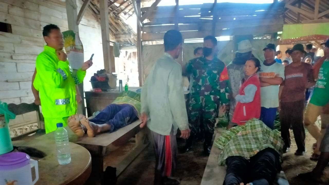 Kondisi dua jenazah korban tersambar petir di Kecamatan Bancar, Kabupaten Tuban (Foto: dok. Pemerintah Kecamatan Bancar)