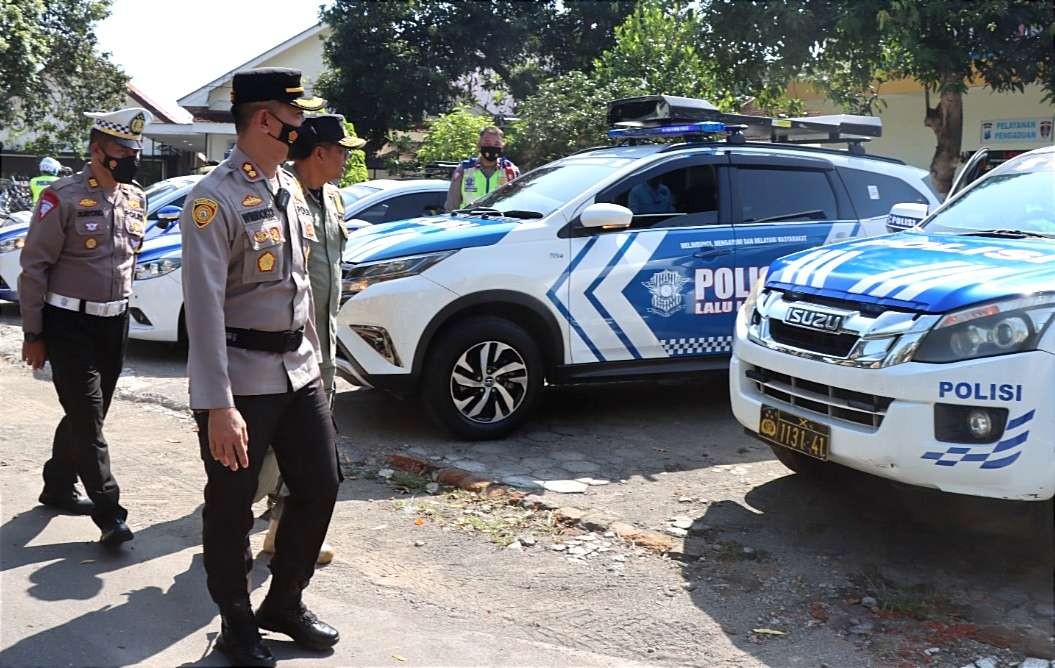 Kapolres Bondowoso AKBP Wimboko memeriksa kesiapan mobil lalu lintas dalam Operasi Zebra Semeru 2022. (Foto: Guido Saphan/Ngopibareng.id)