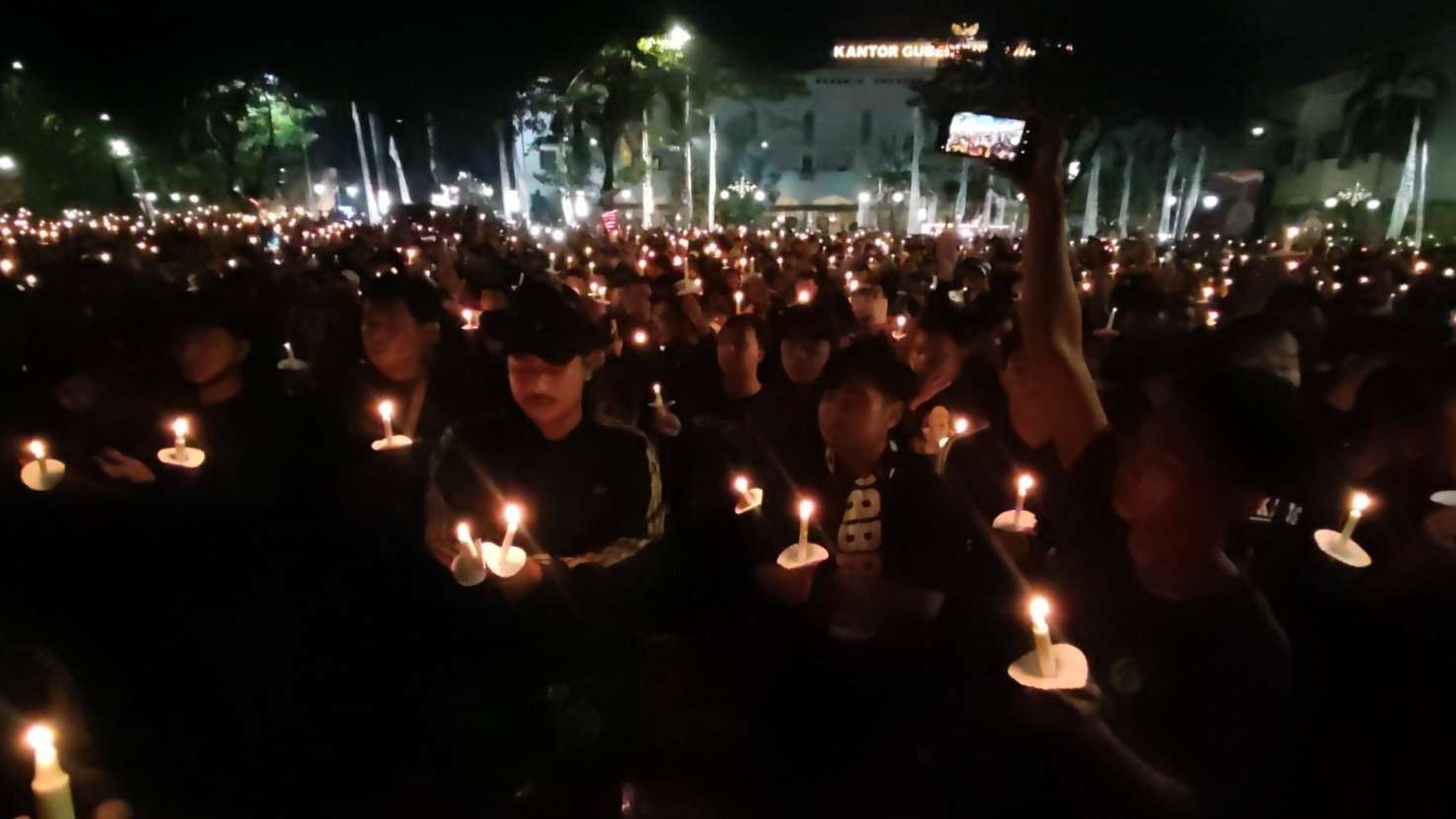 Suporter Bonek Mania melakukan doa bersama di Tugu Pahlawan, Surabaya, Senin 3 Oktober 2022. (Foto: Fariz Yarbo/Ngopibareng.id)