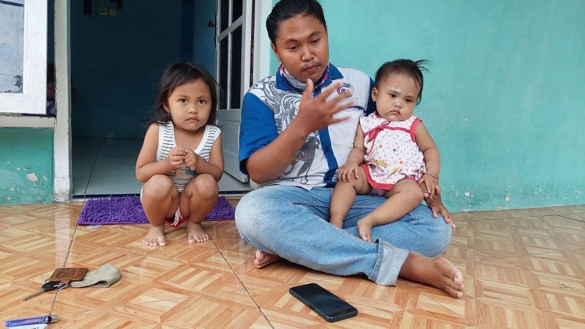 Reza Nailulhuda Hidayatullah, 24, warga Kota Probolinggo, korban selamat dalam tragedi Stadion Kanjuruhan, Kabupaten Malang. (Foto: Ikhsan Mahmudi/Ngopibareng.id)