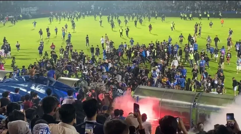 Bentrok antara suporter Arema dengan aparat keamanan (Foto: Lalu Theo/Ngopibareng.id)