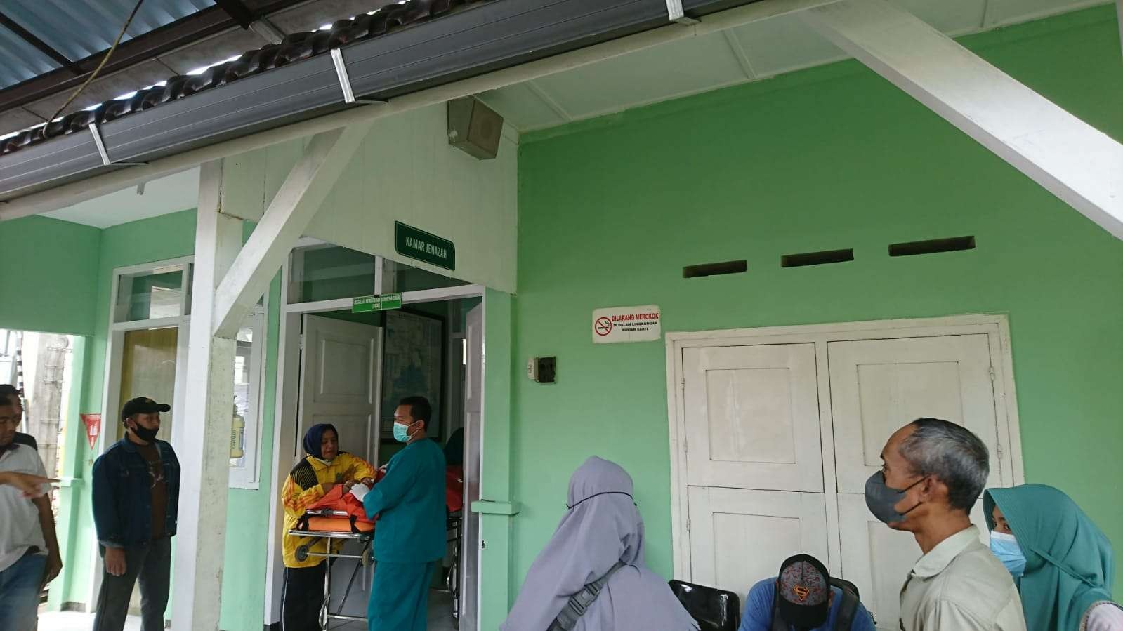 Keluarga korban Tragedi Kanjuruhan sedang menjemput jenazah kerabat mereka di Kamar Jenazah RSUD Kanjuruhan, Kepanjen, Kabupaten Malang, Minggu 2 Oktober 2022. (Foto: Dyah Ayu Pitaloka/Ngopibareng.id)