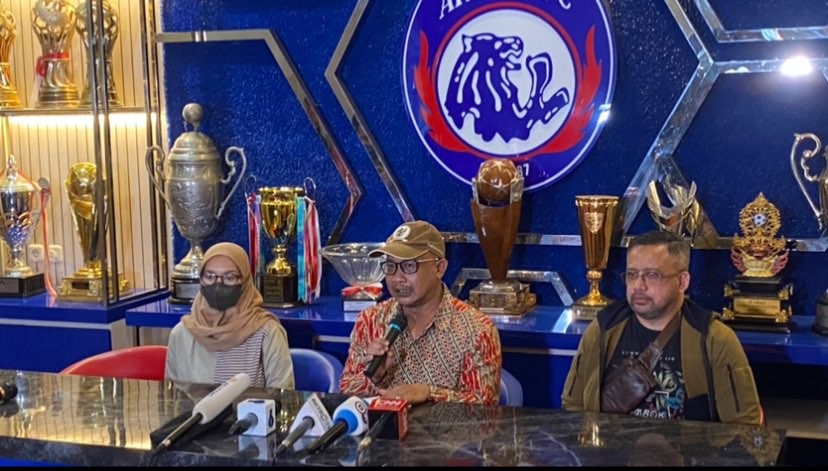 Komisioner Komnas HAM, Choirul Anam (tengah) saat berada di Kantor Arema FC (Foto: Lalu Theo/ngopibareng.id)