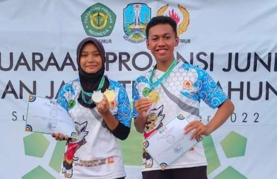 Pemanah Bondowoso, Adelia Nesya Subiantoro dan Nadhif Khansa Firdaus  juara nomor compound mixed team Kejurprov Panahan Junior Jatim 2022 di Surabaya. (Foto: Dokumenrasi pribadi Adelia Nesya)