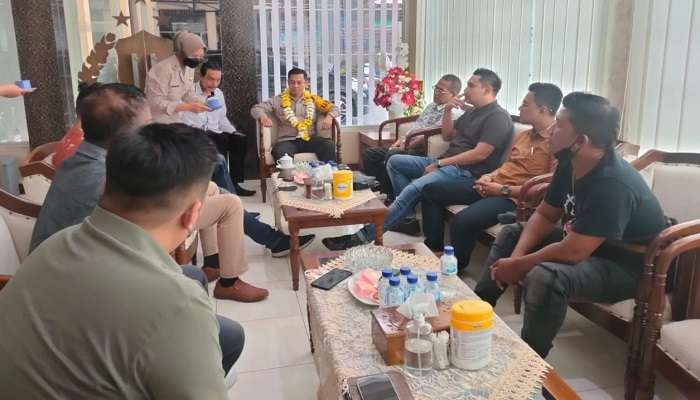 Kapolres Jember AKBP Hery Purnomo didampingi Kasat Intelkam AKP Bambang menemui perwakilan pengusaha wastafel (Foto: Dok Polres Jember)