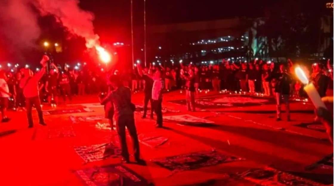 Suporter Batam menyalakan 1.000 lilin untuk korban tewas di tragedi Kanjuruhan. (Foto: Antara/HO-Keluarga Besar Suporter Sepak Bola Kota Batam)