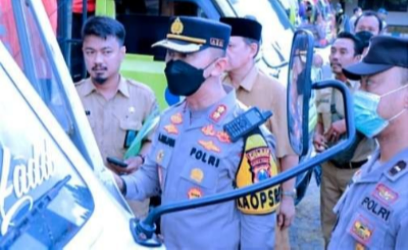 Kapolres Situbondo, AKBP Andi Sinjaya Ghalib memeriksa logistik pilkades serentak yang didistribusikan ke kecamatan. (Foto: Guido Sapha/Ngopibareng.id)