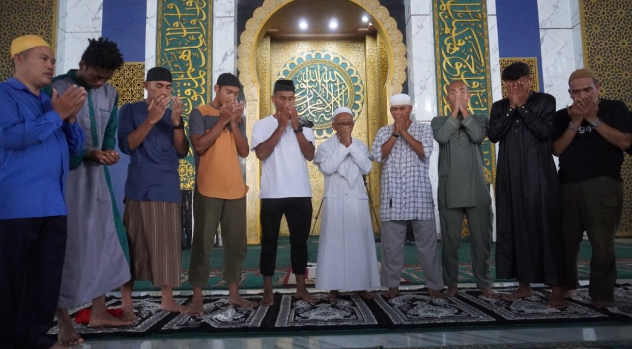 Para pemain Persebaya mendoakan korban tragedi Stadion Kanjuruhan (Foto: Humas Masjid Al Akbar Surabaya)