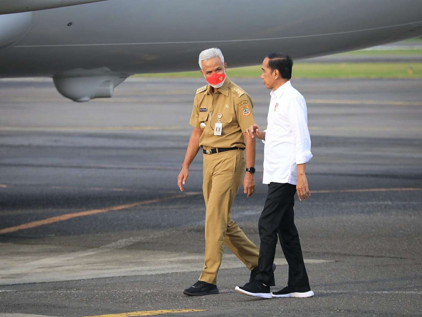 Gubernur Jawa Tengah Ganjar Pranowo mendampingi Presiden Joko Widodo (Jokowi) dalam groundbreaking pabrik Wavin di Grand Batang City. (Foto: Dokumentasi Jateng)