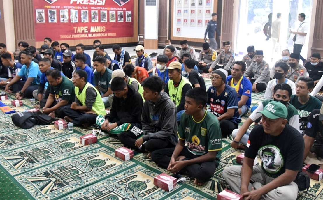 Suporter Arema FC Malang dan Persebaya Surabaya di Bondowoso doa bersama polisi untuk korban tragedi Kanjuruhan Malang di Mapolres Bondowoso.(Foto:Guido Saphan/Ngopibareng.id)