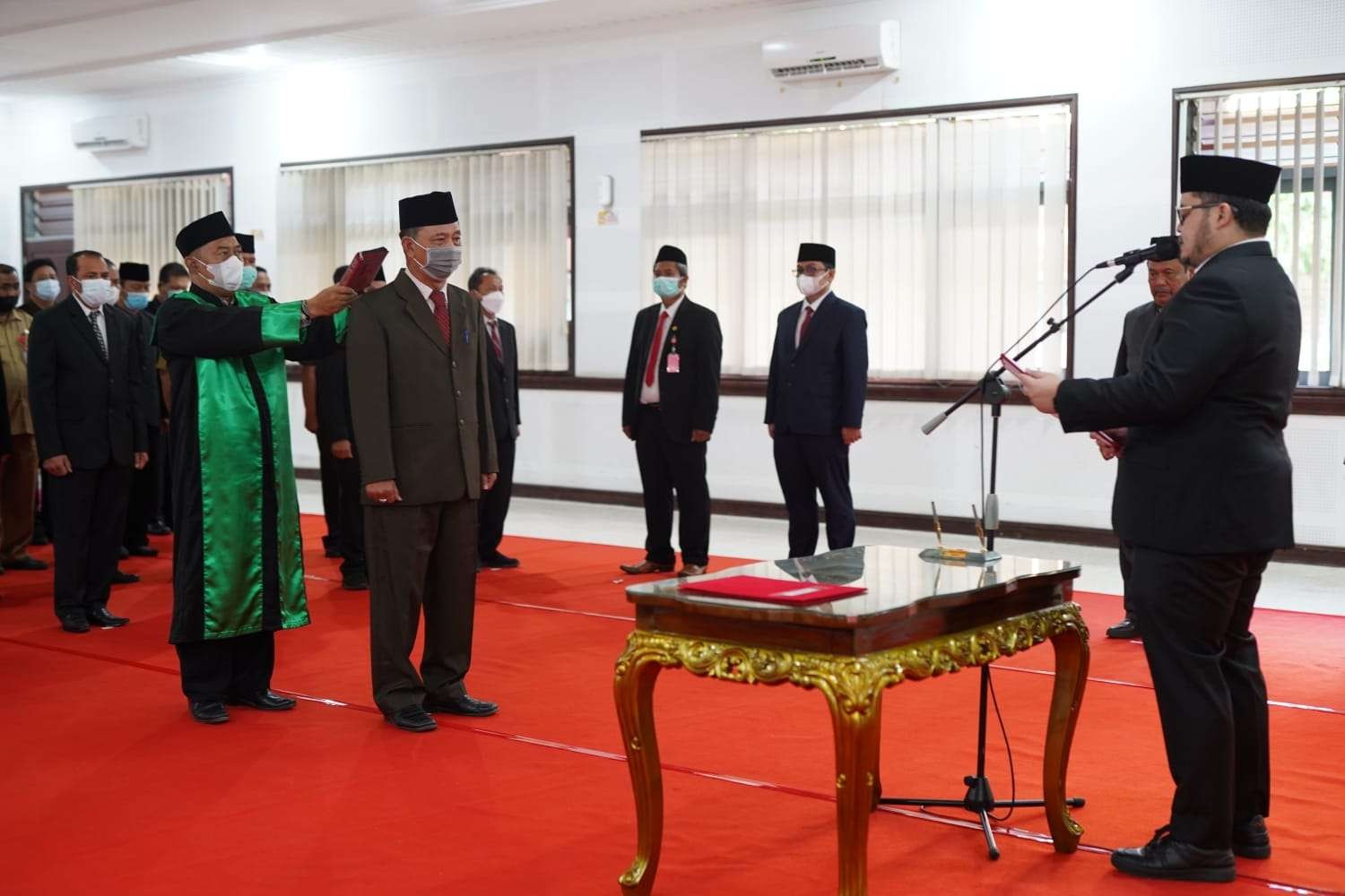 Bupati Kediri Hanindhito Himawan Pramana langsung memberikan tugas pertama kepada Penjabat Sekretaris Daerah (Sekda) Adi Suwignyo.  (Foto: Dokumentasi Kominfo Kabupaten Kediri)