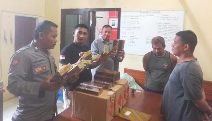 Dua tersangka pencuri rokok di Kecamatan Balung ditahan di Polsek Balung (Foto: Dok Polsek Balung)