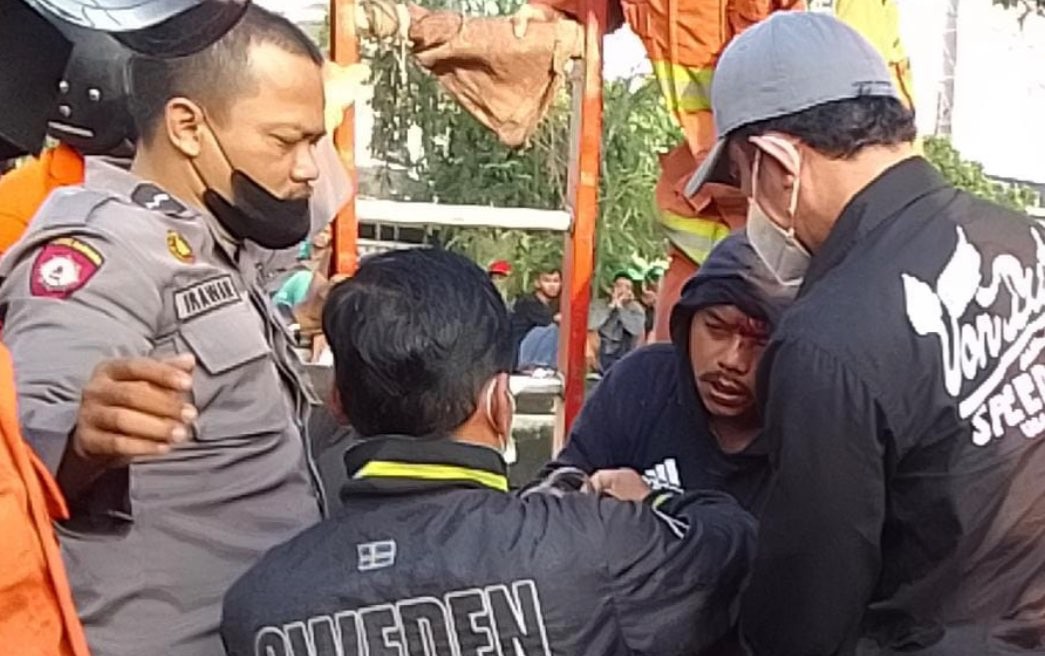 Polisi saat mengamankan pencuri yang ceburkan diri ke sungai Jalan Kedung Cowek, Surabaya. (Foto: Dokumentasi Polsek Tambaksari)