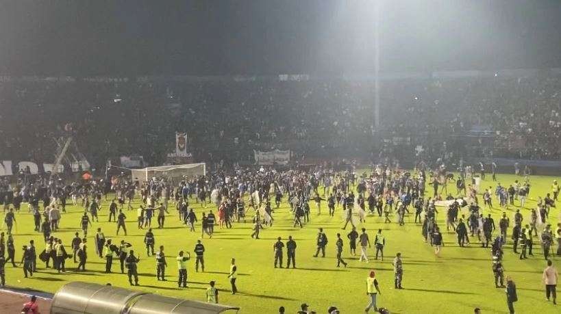 Bentrok antara Aremania dengan aparat keamanan di Stadion Kanjuruhan, Malang, Jawa Timur, Sabtu 1 Oktober 2022. (Foto: Lalu Theo/Ngopibareng.id)