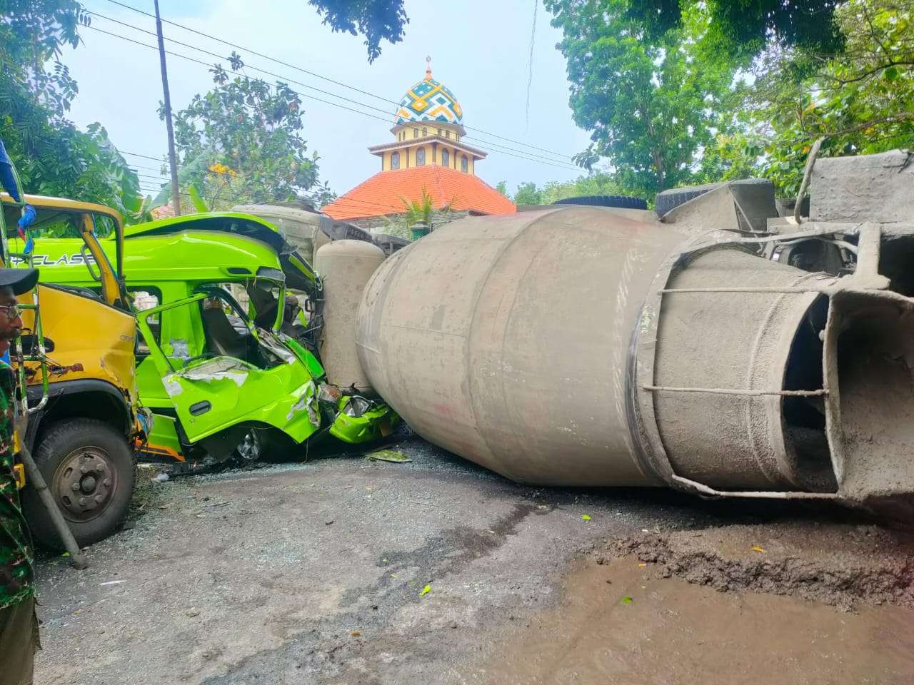 Truk tronton molen akhirnya terguling setelah menabrak empat kendaraan di depannya (Foto: Istimewa)