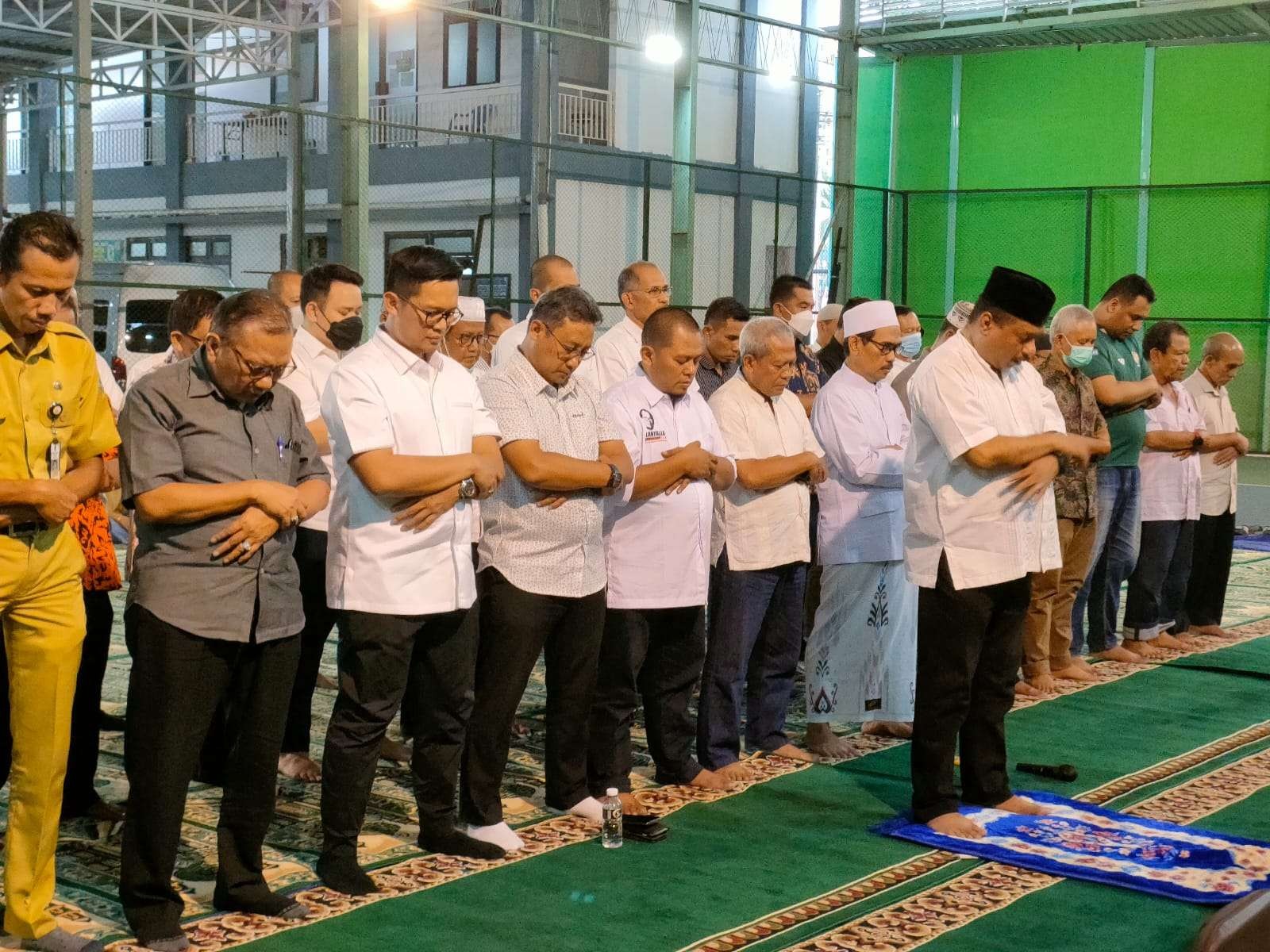 Ketua KONI Jatim, M Nabil memimpin salat gaib yang ditujukan bagi para korban insiden Kanjuruhan. (Foto: KONI Jatim)