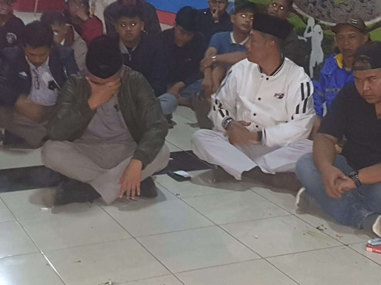 Menteri Koordinator bidang Pembangunan Manusia dan Kebudayaan (Menko PMK) Muhadjir Effendy (kiri depan) tak kuasa menahan tangis dengan tragedi Kanjuruhan. (Foto: Istimewa)