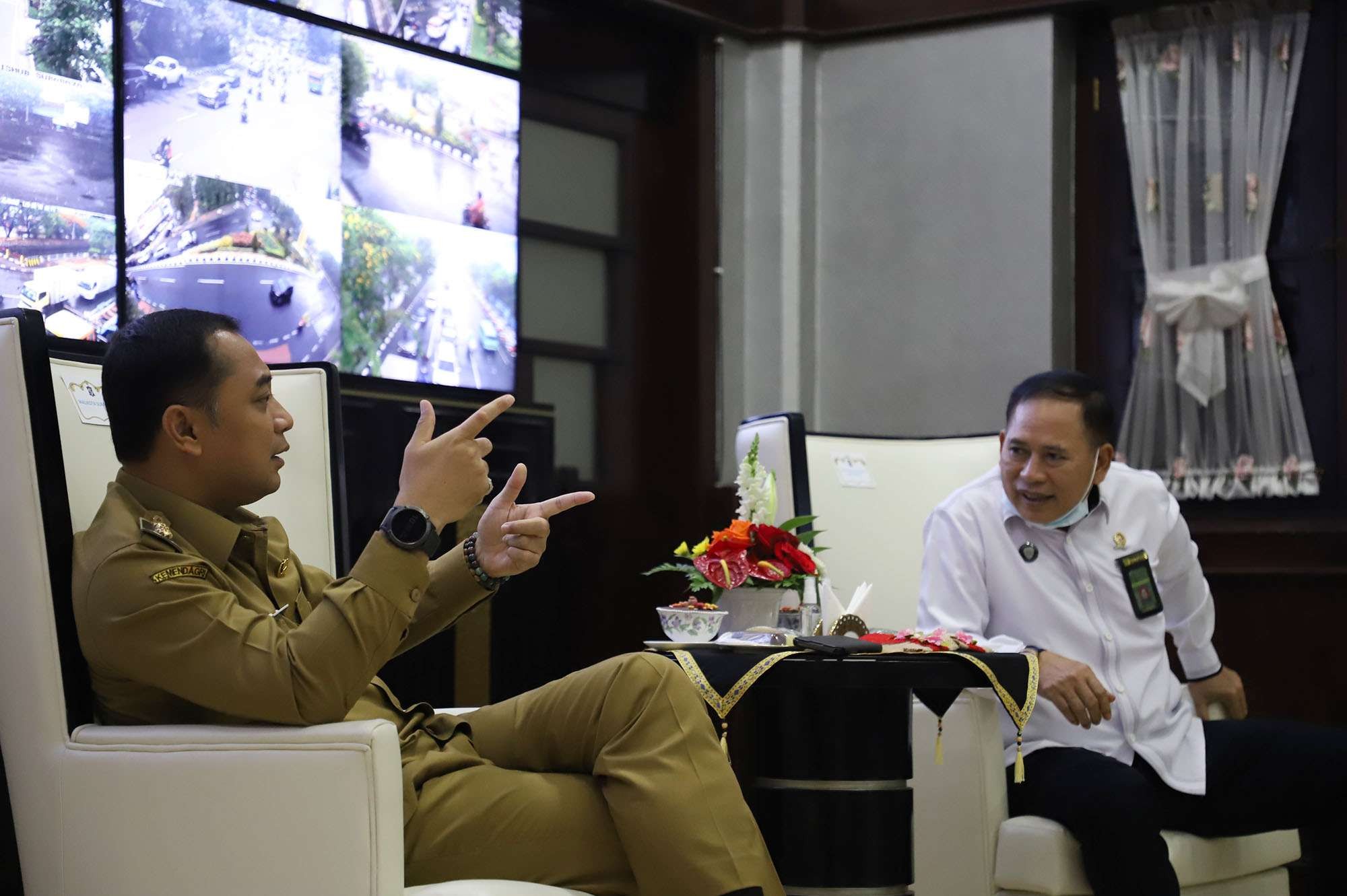 Walikota Surabaya, Eri Cahyadi bertemu dengan Ketua Pengadilan Agama Surabaya Samarul Falah terkait pemangkasan birokrasi panjang pengurusan dokumen pasca perceraian. (Foto: Humas Pemkot Surabaya)