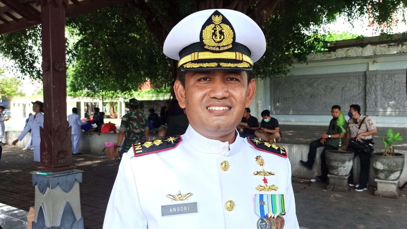 Danlanal Banyuwangi Letkol Laut (P) Ansori menjelaskan bekal ulang KRI Raden Eddy Martadinata (REM) 331 dan KRI Mandau 621. (Foto: Muh Hujaini/Ngopibareng.id)