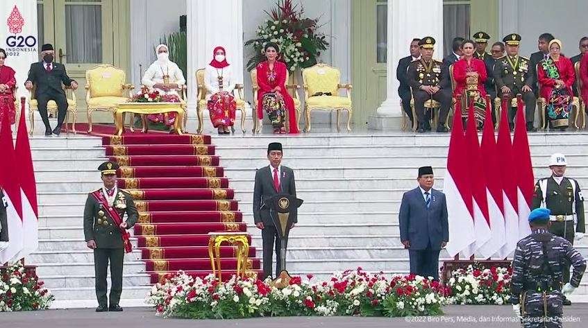 Presiden Jokowi memimpin upacara peringatan HUT ke-77 Tentara Nasional Indonesia (TNI) di halaman Istana Merdeka, Jakarta Pusat, Rabu 5 Oktober 2022. (Foto: Tangkapan layar YouTube Sekretariat Presiden)