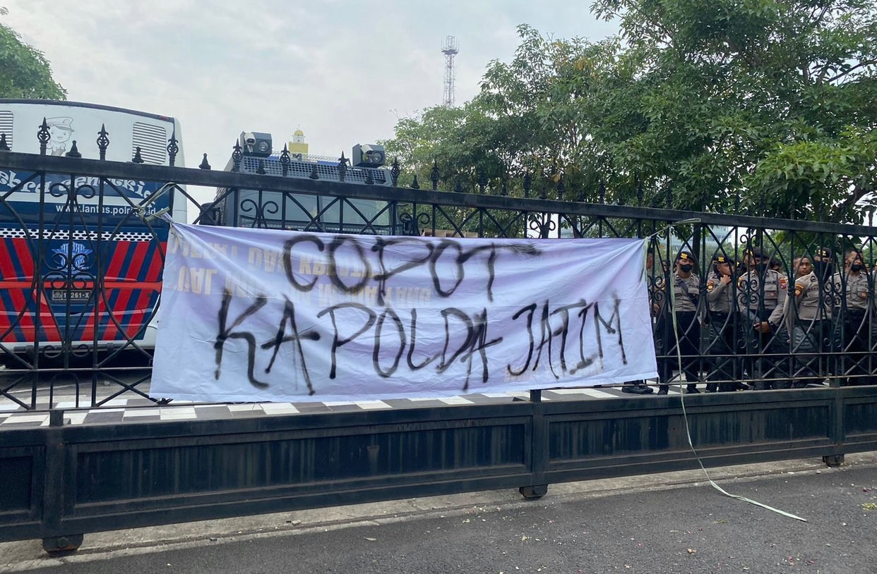 Spanduk yang dipasang mahasiswa saat demo di Polda Jatim (Foto: Andhi Dwi/Ngopibareng.id)