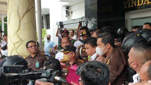 Tersangka dugaan kasus pembunuhan berencana Brigadir J yaitu Ferdy Sambo dan Putri Candrawathi diserahkan dari Polri ke Kejagung, Rabu 5 Oktober 2022. (Foto: liputan6.com)