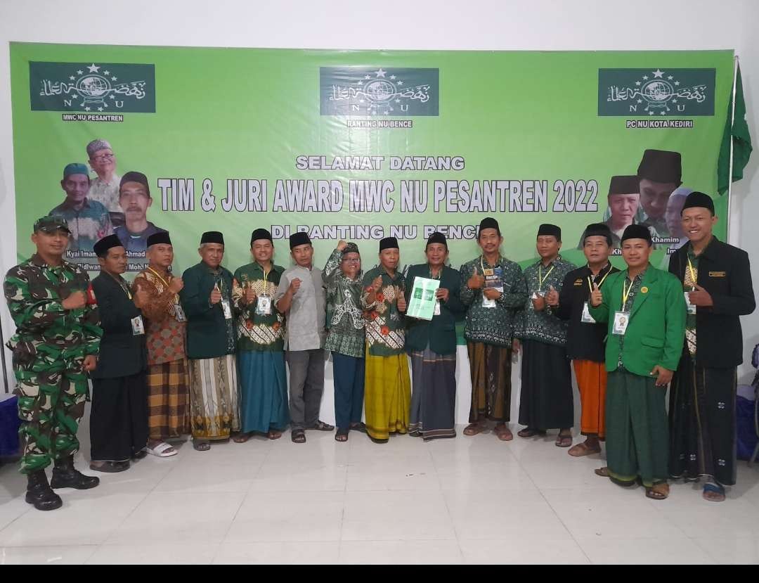 Award Majelis Wakil Cabang (MWC) NU Pesantren ajak Ranting NU Bence. (Foto: Fendhy Plesmana/Ngopibareng.id)