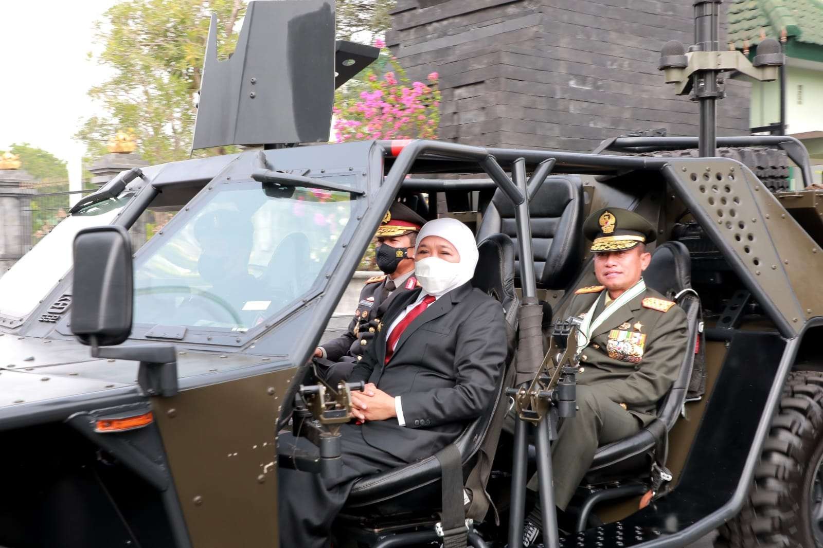 Gubernur Jatim, Khofifah Indar Parawansa dalam upacara peringatan HUT ke-77 TNI di Makodam V Brawijaya, Surabaya, Rabu 5 September 2022. (Foto: Fariz Yarbo/Ngopibareng.id)