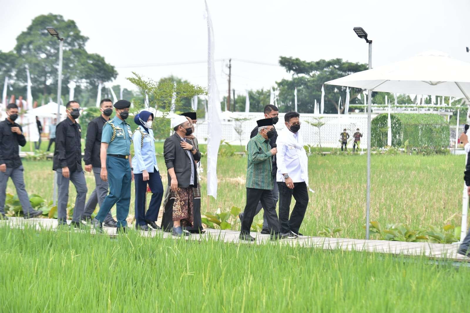 Wapres KH Ma'ruf Amin didampingi Mentan Syahrul Yasin Limpo berkeliling lokasi pertanian moderen (Foto: Asmanu/Ngopibareng.id)