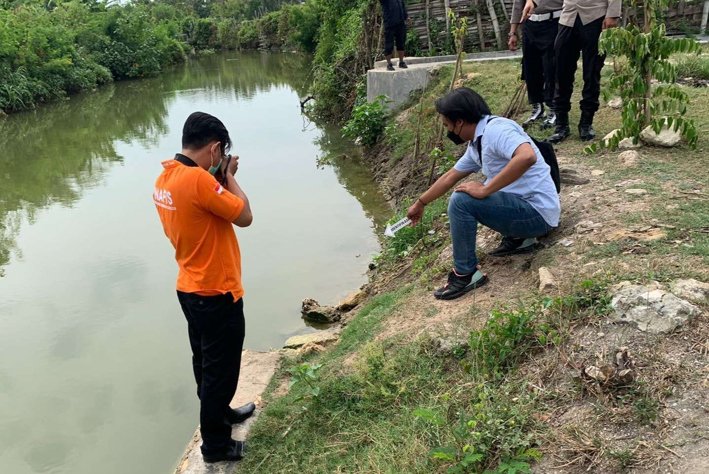 Petugas dari Polres Tuban saat melakukan Olah Tempat Kejadian Perkara penemuan jasad wanita tua (Foto: dok. Polsek Jenu)