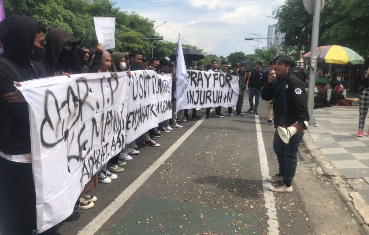 Mahasiswa UIN Sunan Ampel saat demo di Polda Jatim (Foto: Andhi Dwi/Ngopibareng.id)