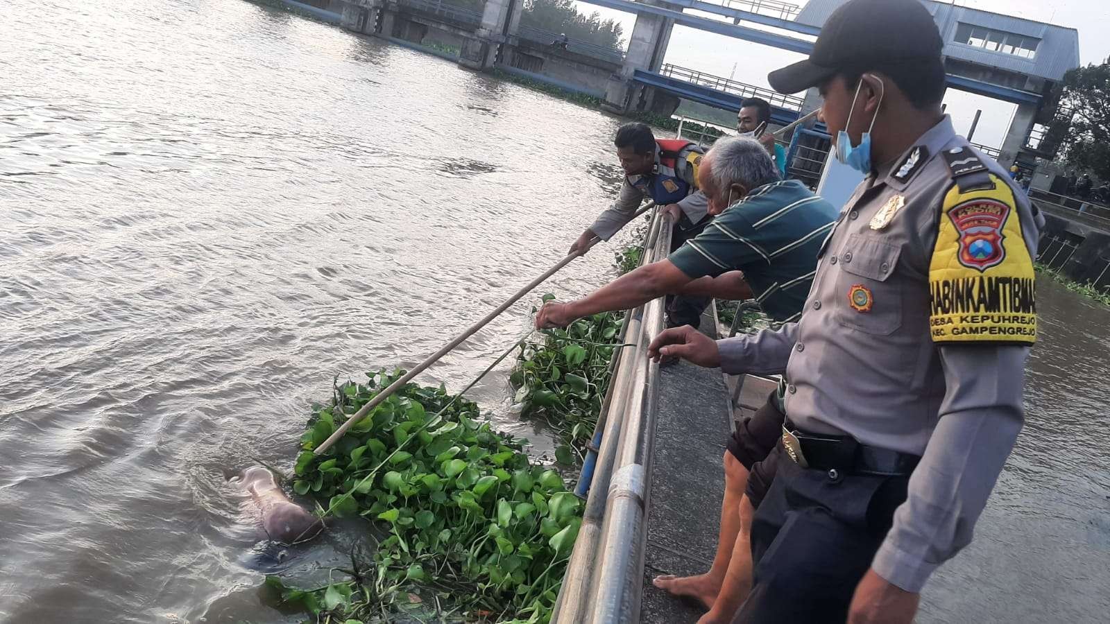 Warga yang sedang memancing menemukan mayat seorang mahasiswa mengapung di Bendungan Gerak Waru Turi Kediri. (Foto: Polsek Gampengrejo)