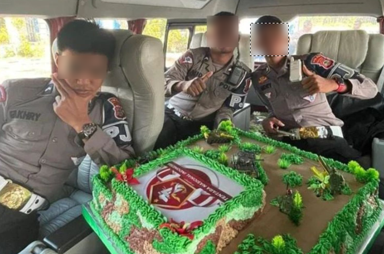 Oknum polisi jilat kue ulang tahun untuk HUT ke-77 TNI dan beri ucapan "semoga tidak panjang umur". (Foto: Tangkapan layar Instagram @fakta.indo)