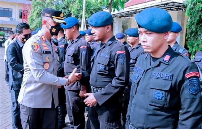 Seratus personel Brimob Polda Jatim menambah kekuatan pengamanan Pilkadrs Serentak 2022 di Situbondo, Kamis 6 Oktober 2022 besok. (foto: guido saphan/ngopibareng.id)