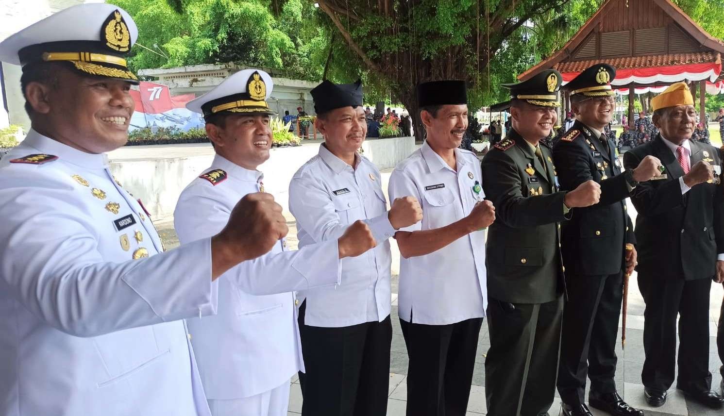 Pimpinan Matra TNI di Banyuwangi bersama Kapolresta Banyuwangi, usai menggelar Upacara HUT ke-77 TNI di Lapangan Blambangan, Banyuwangi, Jawa Timur. (Foto: Muh Hujaini/Ngopibareng.id)