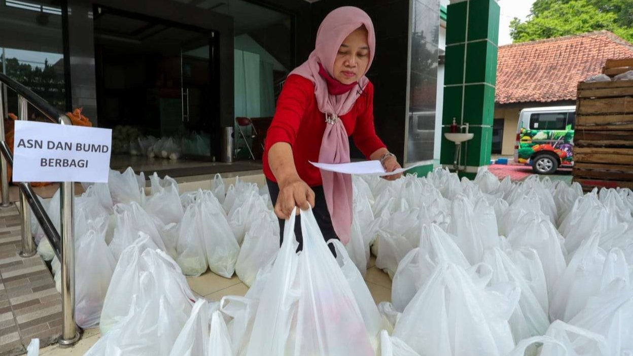 Gubernur Jateng Ganjar Pranowo telah menginiasi langkah penyerapan produk tani, oleh ASN pemprov setempat untuk melindungi petani seiring komoditas pangan yang bergejolak (volatile food). (Foto: Diskominfo Pemprov Jateng)