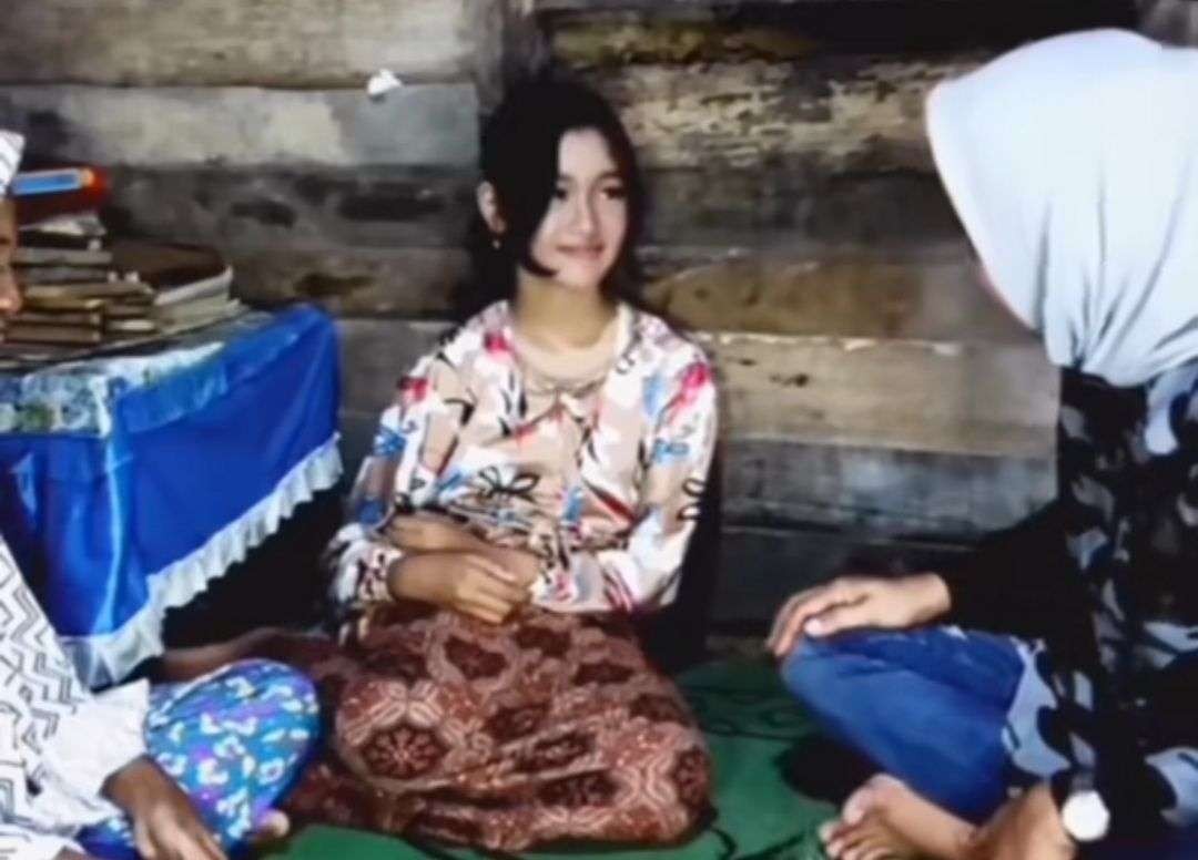 Tiara Kartika (tengah) diisukan sebagai anak kuntilanak. (Foto: Instagram)