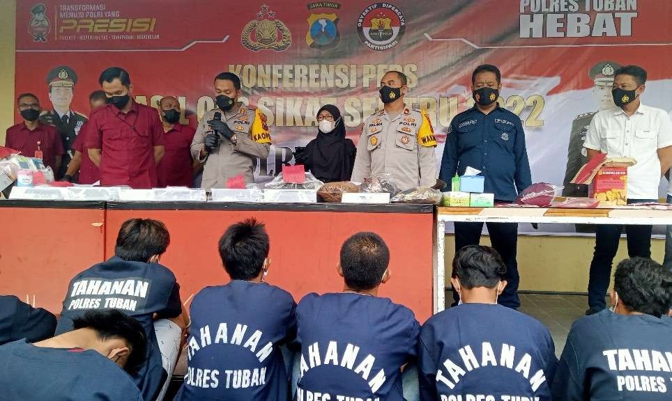 Polres Tuban saat menggelar Konferensi Pers Hasil Oprasi Sikat Semeru 2022 di Mapolres setempat (Foto: Khoirul Huda/Ngopibareng.id)