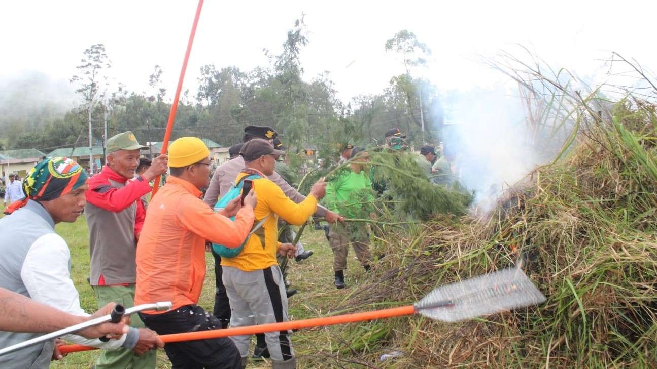 Sejumlah pihak terkait melakukan simulasi karhutla di kaki Gunung Ijen (foto:istimewa)