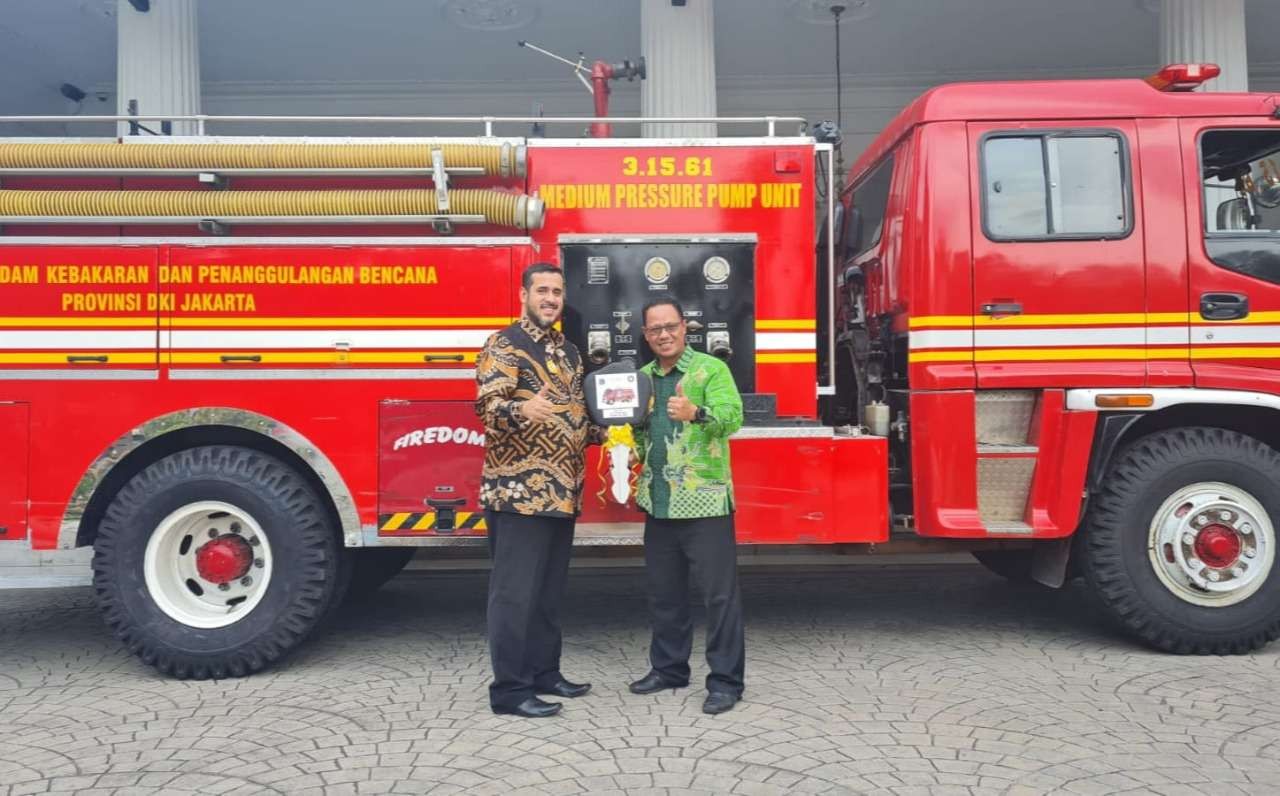 Walikota Probolinggo, Habib Hadi Zainal Abidin (kiri) bersama Kepala Dinas Satpol PP, Linmas dan Damkar, Aman Suryaman usai meneria mobil damkar dari Pemprov DKI. (Foto: Dinas Kominfo)