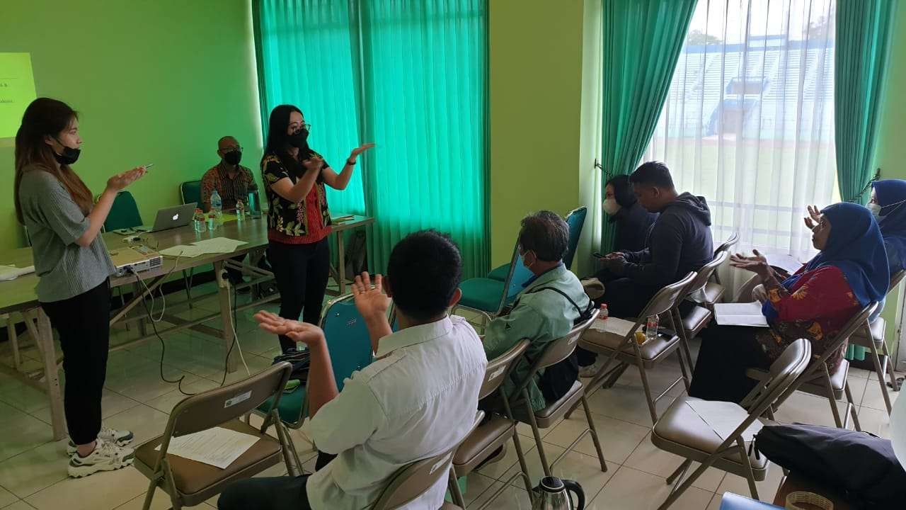 KSBP Ubaya saat melakukan trauma healing pada korban Kanjuruhan, Malang. (Foto: Dokumentasi Ubaya)