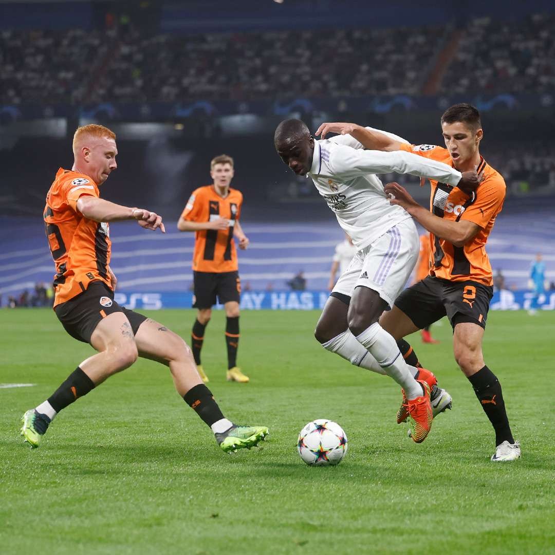 Real Madrid sukses atasi perlawanan tim tamu Shaktar Donetsk 2-1. (Foto: Twitter @realmadrid)