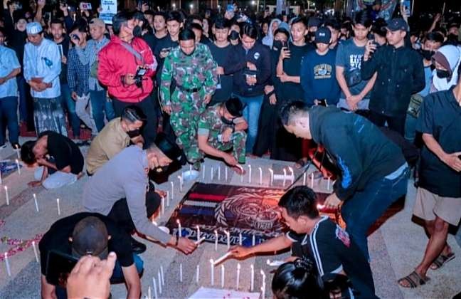 Komunitas sepakbola Situbondo bersama pejabat Forkopimda nyalakan lilin dan salat gaib untuk korban Tragedi Kanjurujan. (Foto: Guido Saphan/Ngopibareng.id)