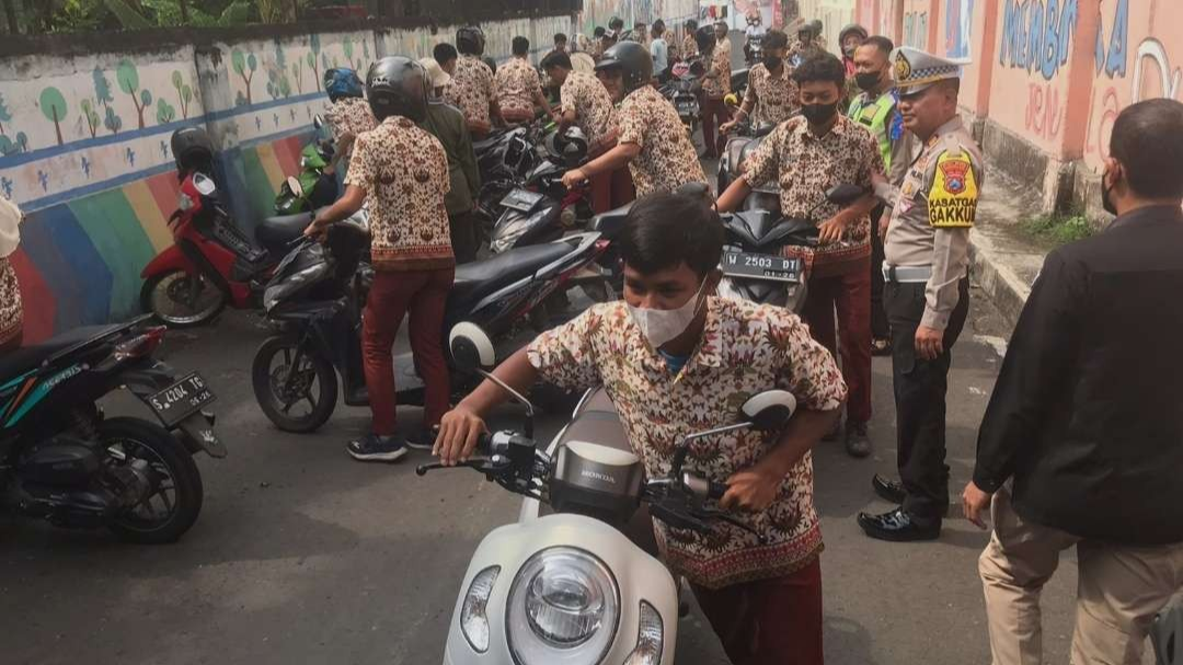 Pelajar SMP di Kota Mojokerto parkir motor di luar sekolah. (Foto: Deni Lukmantara/Ngopibareng.id)